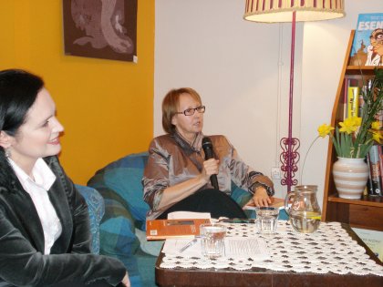 Magorzata Marcjanik oraz prowadzca spotkanie Jolanta Fajkowska
